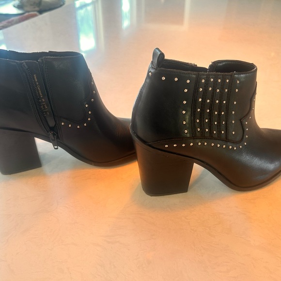 Pre owned but barely worn. Size 8. No box. Smoke free home - Picture 4 of 6